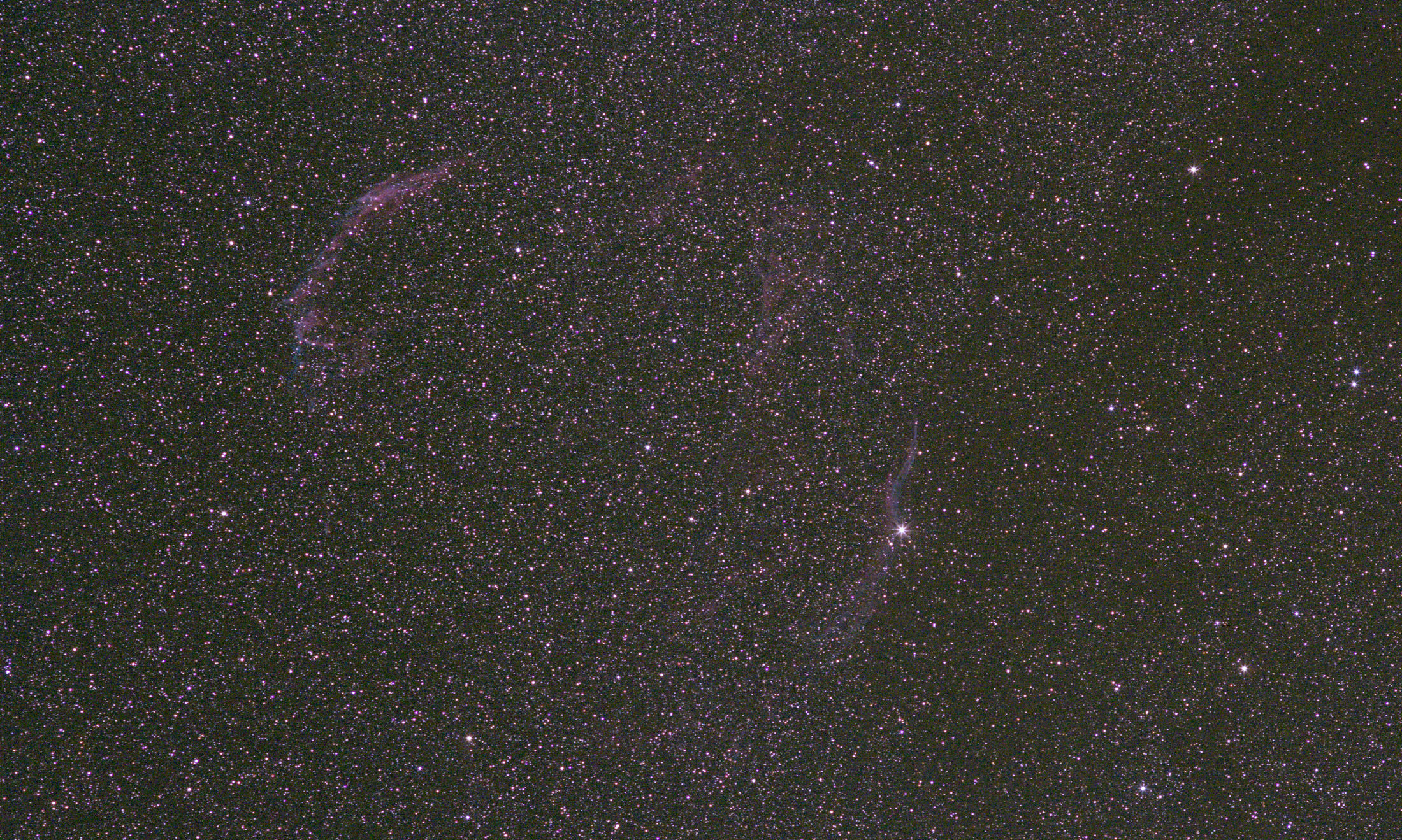 Cirrusnebel im Sternbild Schwan (Foto: Axel Trettin, Teleobjektiv 200mm, Blende 4, ISO 3200)